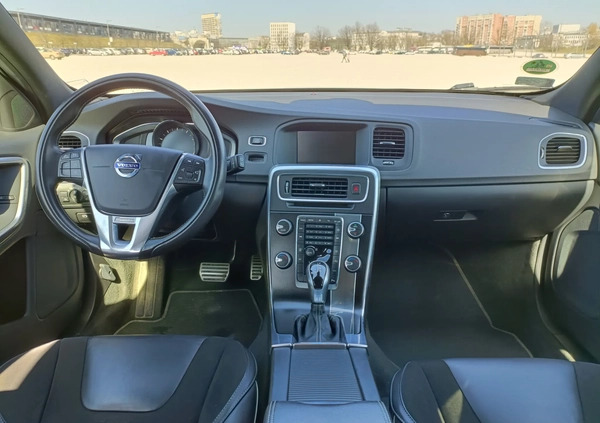 Volvo V60 cena 60800 przebieg: 142000, rok produkcji 2017 z Gdańsk małe 211